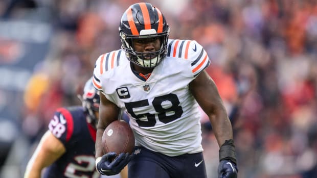 Bears inside linebacker Roquan Smith (58) runs with the ball after an interception.